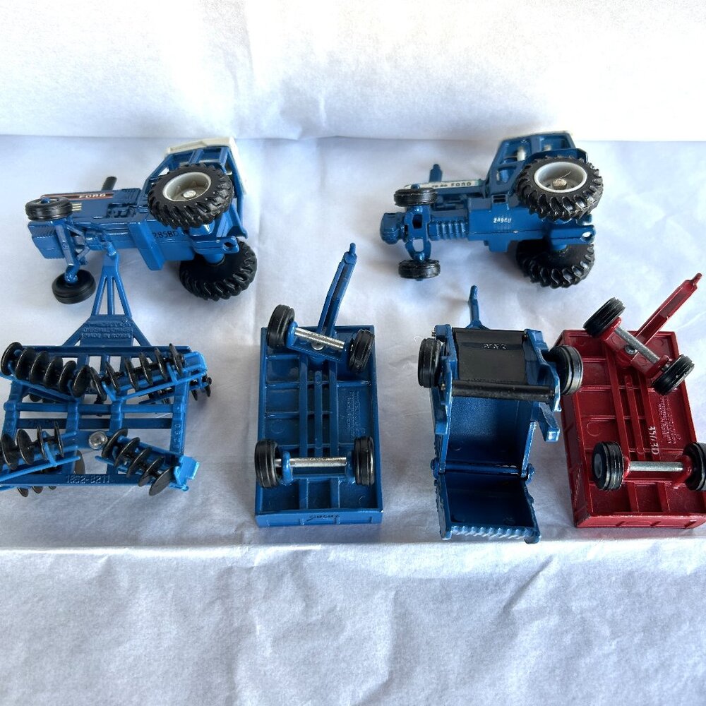 Ertl Farm Machinery Play Set with Extra Tractor and Barge Wagon - Picture 4 of 16